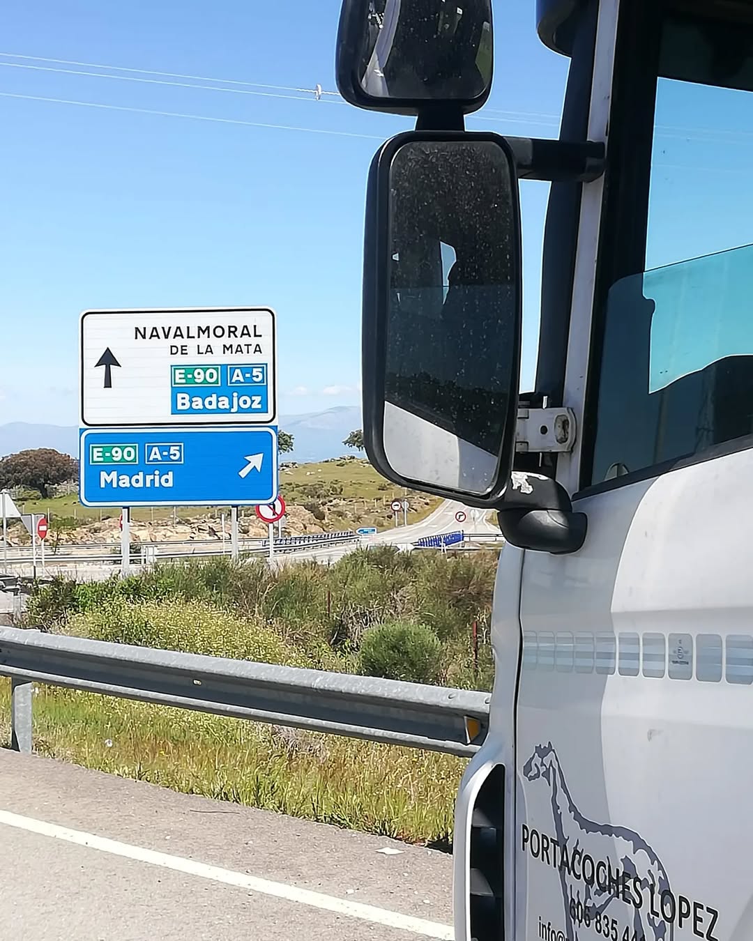 Imagen de la carga de un coche averiado desde un taller al camión portacoches, mostrando el proceso seguro y profesional del traslado.