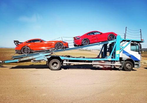 Camión portacoches de flota propia de Portacoches López en plena ruta de transporte nacional, con varios vehículos a bordo.