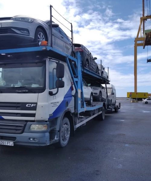 Imagen de un conductor subiendo un vehículo averiado a un camión portacoches en Sevilla con ayuda de remolque especializado. Imagen de un conductor subiendo un vehículo averiado a un camión portacoches en Sevilla con ayuda de remolque especializado.