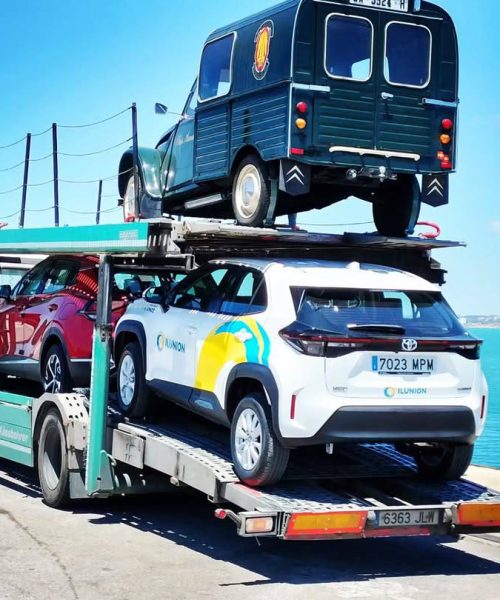 Camión portacoches de Portacoches López transportando varios vehículos desde Sevilla a otras provincias del sur de España. Camión portacoches de Portacoches López transportando varios vehículos desde Sevilla a otras provincias del sur de España.